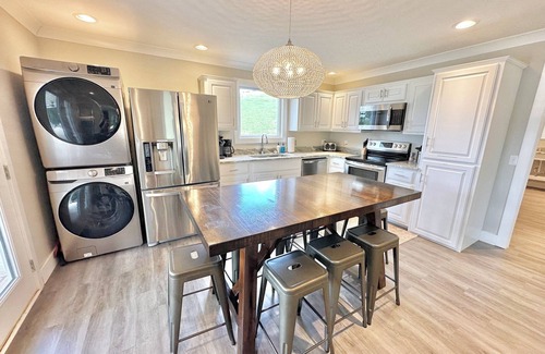 Cedar Bluff House | “The Magnolia House” LakeFront Compound Sleeps 58+!Pool, Hottub, kayaks, &more!