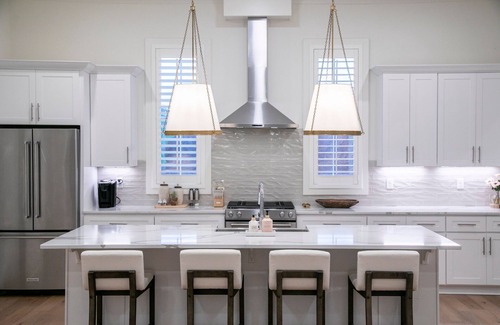 Oxford House | The Magnolia Manor, 4BRHome by Velvet Ditch Villas