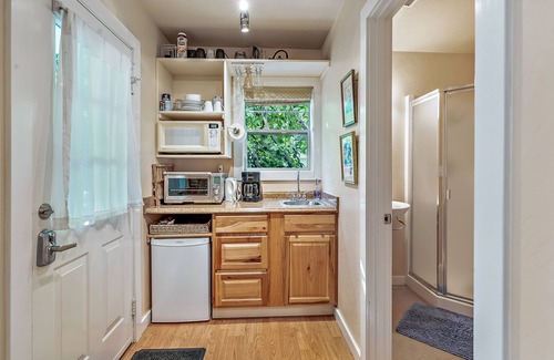 Siskiyou-Hargadine Historic District Apartment | The Maple Apartment at Tudor House Vacation Rentals