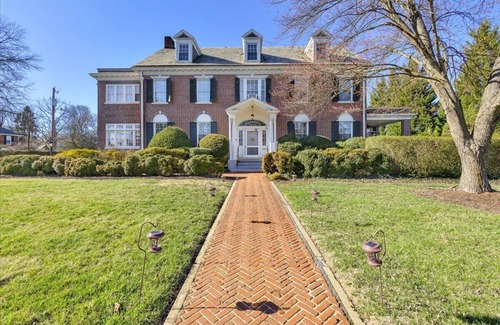 Roanoke Bed & Breakfast | The Maridor - "Rose" Historic home near lots of shops and restaurants