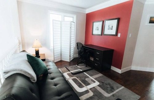Northeast Edmonton House | The Masterpiece House - 5 bedroom house in charming Edmonton with WiFi, jacuzzi