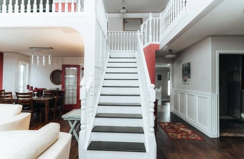 Northeast Edmonton House | The Masterpiece House - 5 bedroom house in charming Edmonton with WiFi, jacuzzi