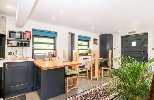 Albourne Cottage | THE MASTERS HOUSE, pet friendly, with a garden in Hurstpierpoint