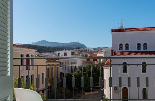 Old Town Rethymnon Hotel | The Met Main Suite 2, cozy suite in the Cathedral Square, Rethymno!