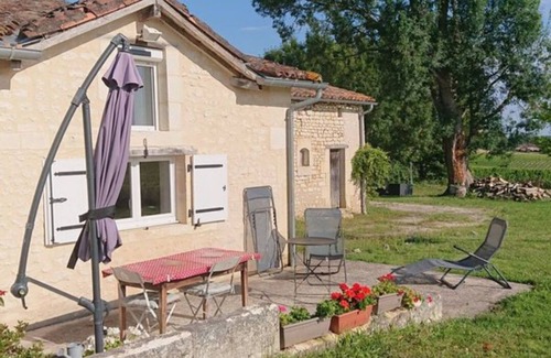 Ozillac House | The Mimosa cottage, calm and green