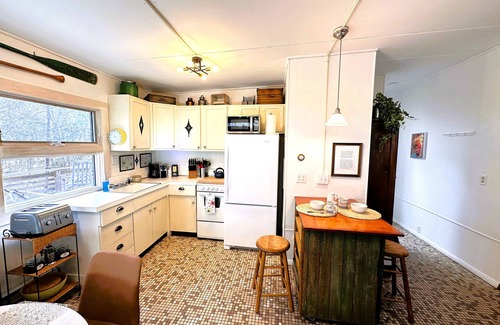 Wellfleet Cottage | The Mod Pod~2 bd/2.5 bth/dog/games/steps to beach