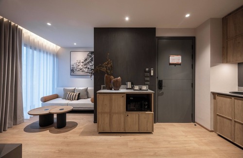 Bang Khun Phrom Hotel | The Moment