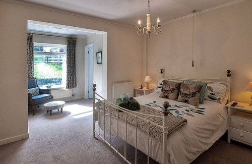 Norwich House | The Moorings overlooks the river & includes a private boat, hottub & games room.