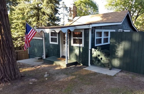 Twin Peaks Cabin | The Most Adorable Forest Cabin! The Lovebirds' Lookout - Adventure Pass