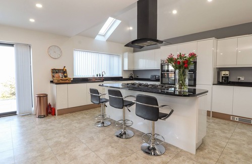 Prestatyn House | THE MOUNT, family friendly, luxury holiday cottage in Prestatyn