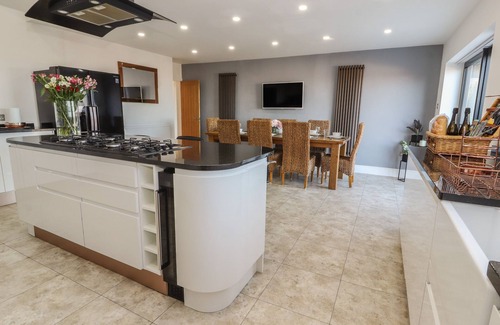 Prestatyn House | THE MOUNT, family friendly, luxury holiday cottage in Prestatyn