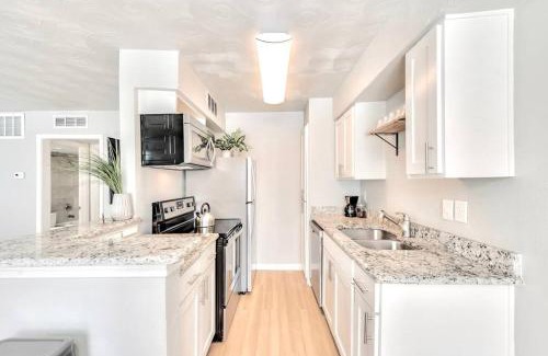Old East Dallas Apartment | The Munger Proper + Spa Pool