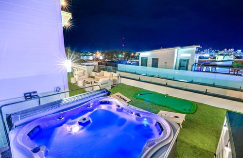 Katie Hill Neighborhood House | The Nashville Playmate Lounge - Hot Tub/Game Room!