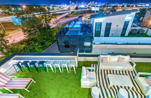 Katie Hill Neighborhood House | The Nashville Playmate Lounge - Hot Tub/Game Room!