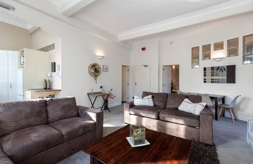 Te Aro Apartment | The Nest - Central, Sunny & Spacious Loft