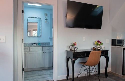 Greenville House | The Nest- Treetop Oasis studio with large deck- walk downtown