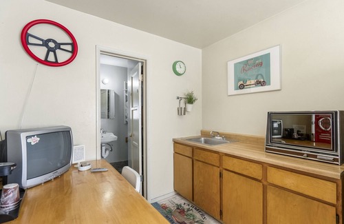 Moreno Valley Apartment | The New Star Motel with Studio-Kitchens: 1950s Extended-Stay Lodging and Retreat Center