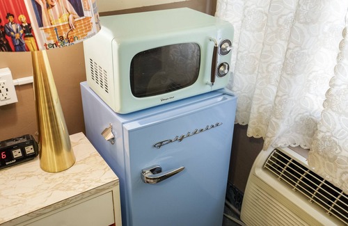 Moreno Valley Apartment | The New Star Motel with Studio-Kitchens: 1950s Extended-Stay Lodging and Retreat Center