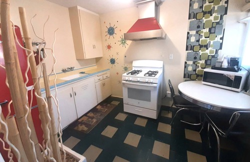 Moreno Valley Apartment | The New Star Motel with Studio-Kitchens: 1950s Extended-Stay Lodging and Retreat Center