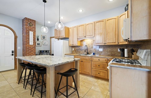 Hastings Apartment | The Nininger Historic 3 BR Apt - Walk to DT, Dog Friendly