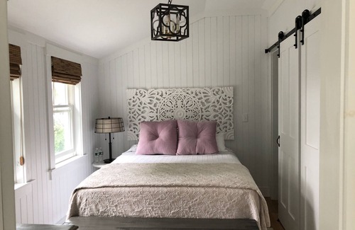Mid-Coast and Islands House | The Nugget- Perfect 1 bedroom cottage. Across from Mackerel Cove, Johnson Field.