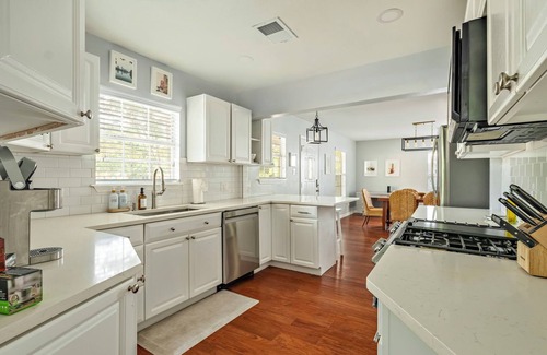 Highland Park West House | The Oak Haven - 3BR with Pool, Billiards & Arcade