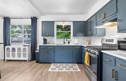 Georgetown House | The Oak on 6th Walk to the Georgetown Square