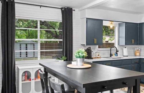 Georgetown House | The Oak on 6th Walk to the Georgetown Square