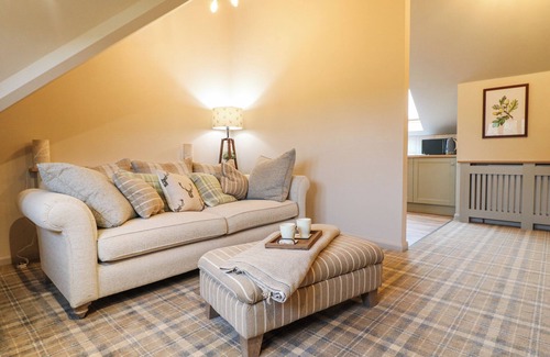 Wymondham Cottage | THE OAK ROOM - WINDMILL COUNTRY RETREATS, pet friendly in Buckminster