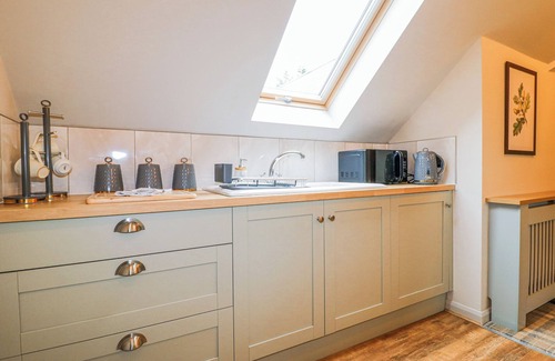 Wymondham Cottage | THE OAK ROOM - WINDMILL COUNTRY RETREATS, pet friendly in Buckminster