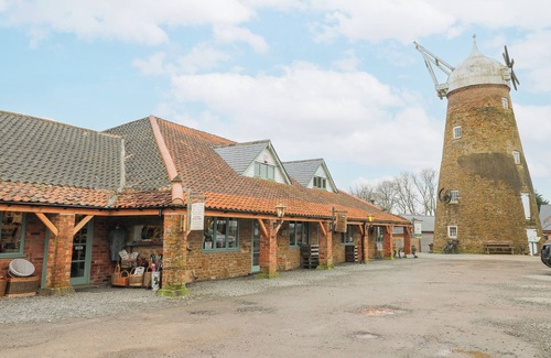 Wymondham Cottage | THE OAK ROOM - WINDMILL COUNTRY RETREATS, pet friendly in Buckminster