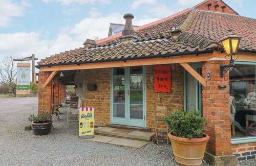Wymondham Cottage | THE OAK ROOM - WINDMILL COUNTRY RETREATS, pet friendly in Buckminster