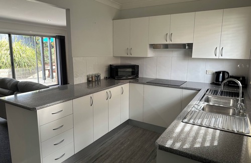 Albion Park Rail Hotel | The Oaks Hotel Motel