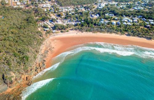 Agnes Water House | The Ohana Hut - air conditioned walk to beach , cafe