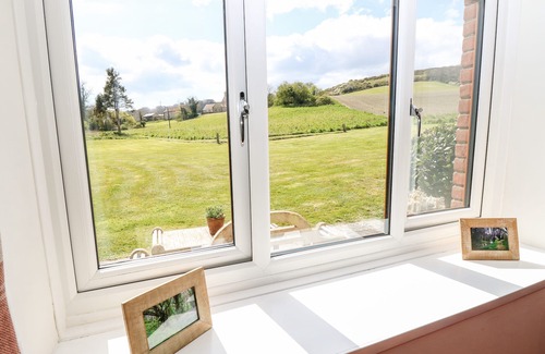 Newport Cottage | THE OLD DAIRY, pet friendly, with a garden in Gatcombe