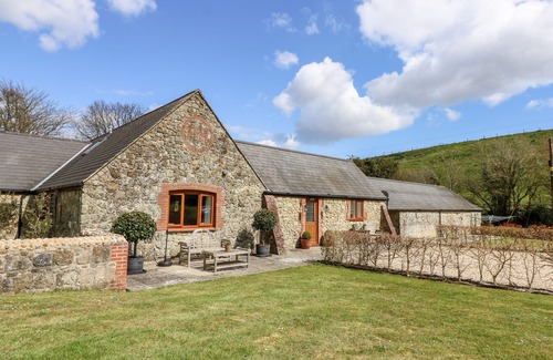 Newport Cottage | THE OLD DAIRY, pet friendly, with a garden in Gatcombe