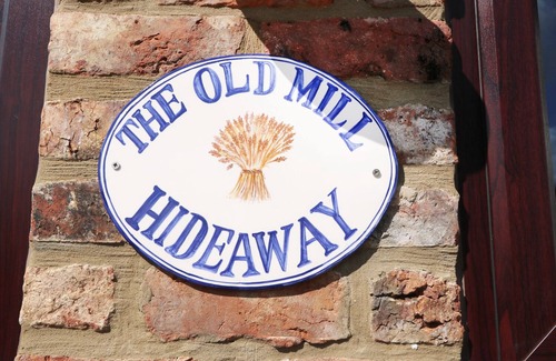 Storwood Cottage | THE OLD MILL HIDEAWAY, with hot tub in Ellerton