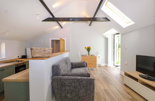 Netley Cottage | THE OLD PARLOUR, pet friendly, with a garden in Durley