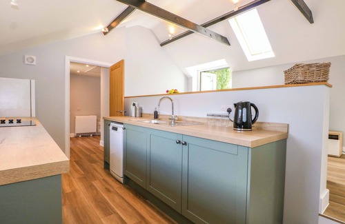 Netley Cottage | THE OLD PARLOUR, pet friendly, with a garden in Durley