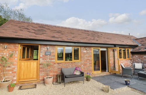 Defford Cottage | THE OLD PIGGERY, pet friendly, character holiday cottage in Defford