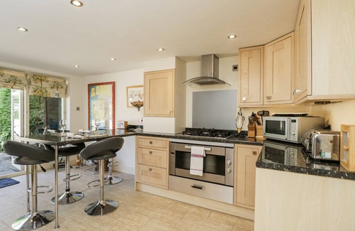 Bledington Cottage | THE OLD READING ROOM, romantic, character holiday cottage in Kingham