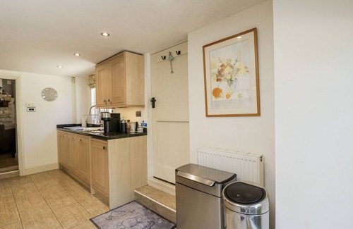 Bledington Cottage | THE OLD READING ROOM, romantic, character holiday cottage in Kingham
