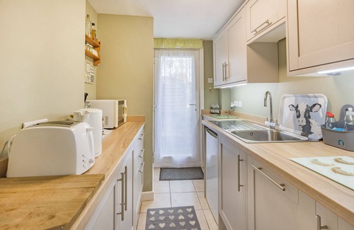 Rock Cottage | THE OLD STABLE, romantic, with a garden in Far Forest, Worcestershire