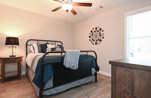 Commerce House | The Olive Cottage Close to Outlet Shops!