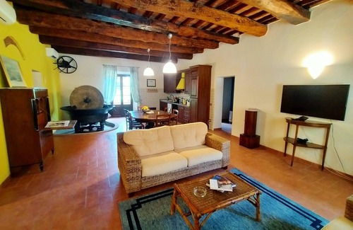 Castelfiorentino House | The olive house is located in the grounds of the historic Villa Meleto estate