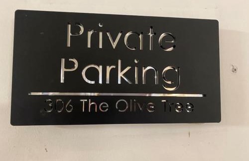 Leicester Apartment | The Olive Tree with balcony and parking