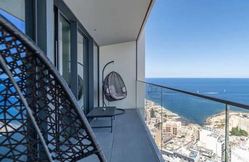 Paceville Apartment | The one and only level 26 3BR Mercury luxury home!