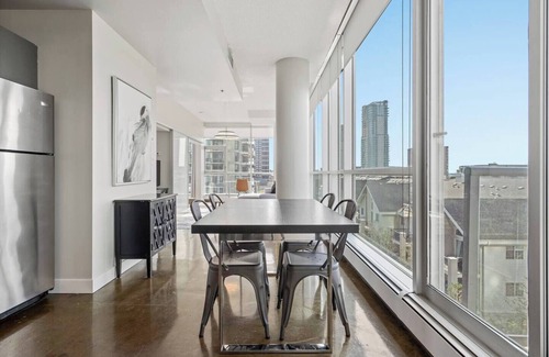 Beltline Apartment | The Onyx - Steps to Stampede, Restaurants & Bars!