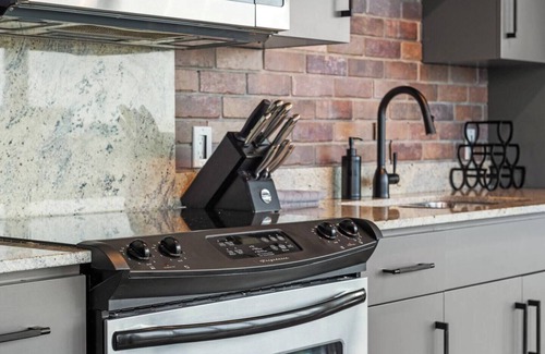 Beltline Apartment | The Onyx - Steps to Stampede, Restaurants & Bars!