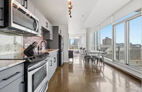Beltline Apartment | The Onyx - Steps to Stampede, Restaurants & Bars!